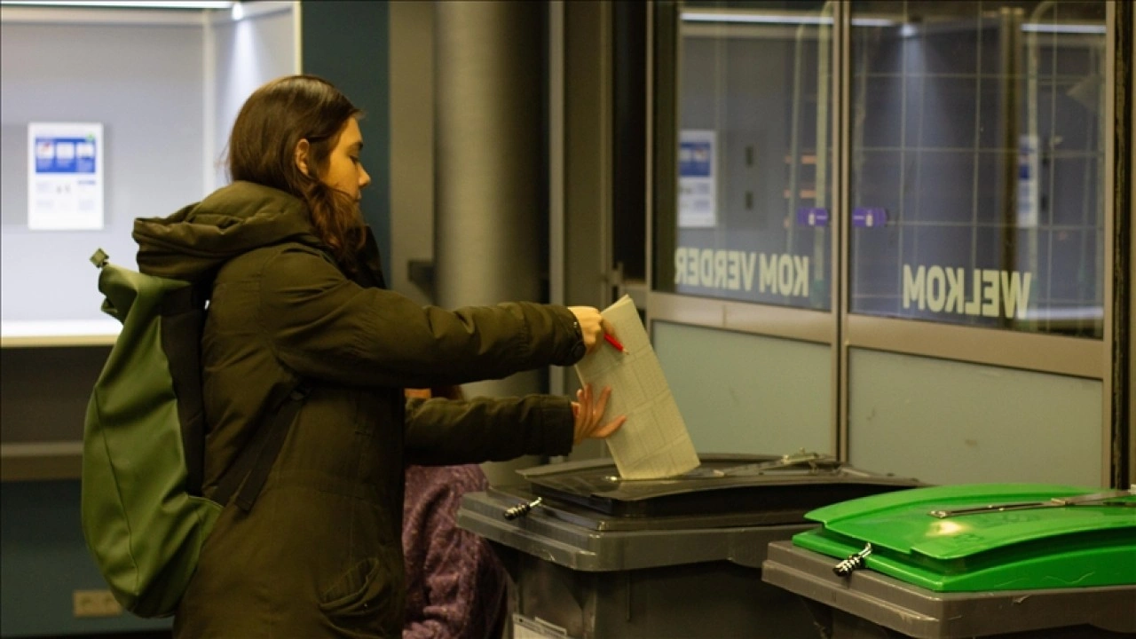 Hollanda genel seçimler için sandık başında