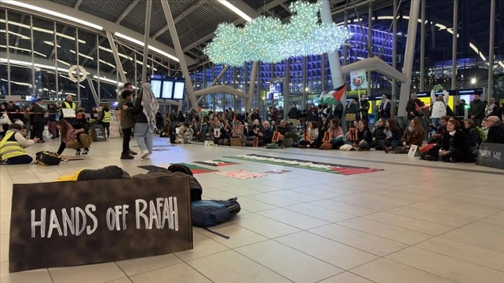 Hollanda'da 16 tren istasyonunda Filistin'e destek için oturma eylemi yapıldı