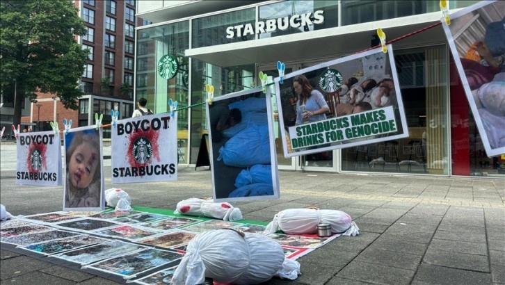 Hollanda'da bir araya gelen gruplar, Starbucks şubelerinin önünde İsrail'i protesto etti