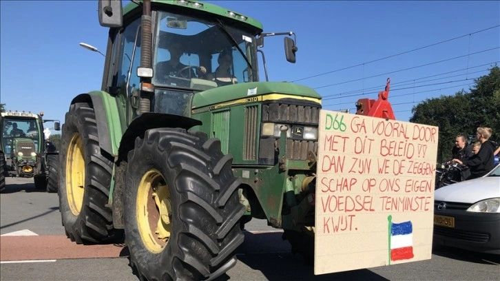 Hollanda’da çiftçilerin yol kapatma eylemleri sürdü