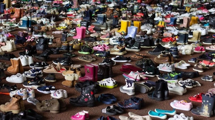 Hollanda'da İsrail saldırılarında ölen Filistinli çocuklar için binlerce çift ayakkabı bırakıld
