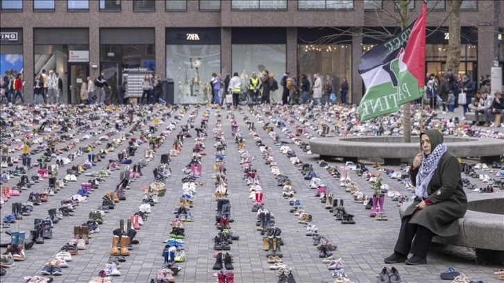 Hollanda'da İsrail'in Gazze'ye saldırılarında ölen çocuklar anısına binlerce ayakkabı