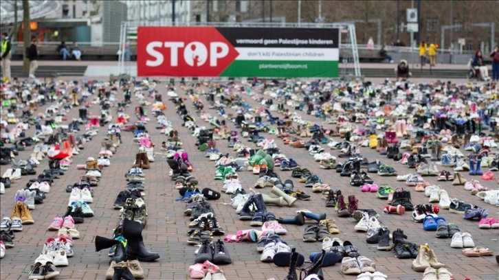 Hollanda'da, İsrail'in katlettiği Filistinli çocuklar için yaklaşık 8 bin çift ayakkabı bı