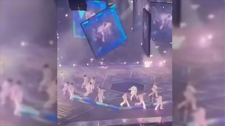 Hong Kong'da konser sahnesinde dev ekranın düşmesi sonucu 2 sanatçı yaralandı