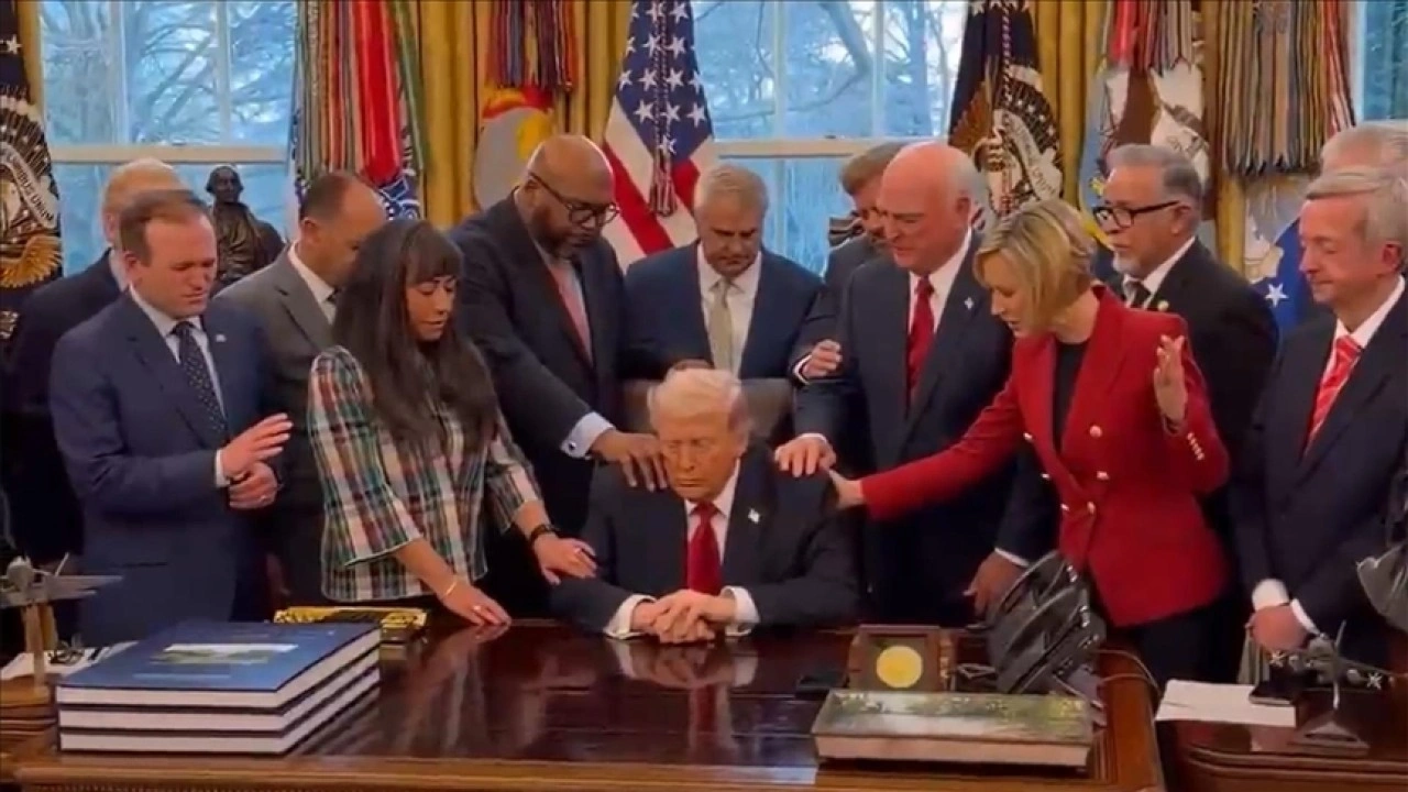 Hristiyan din adamları Beyaz Saray'da ABD Başkanı Trump i&ccedil;in dua etti
