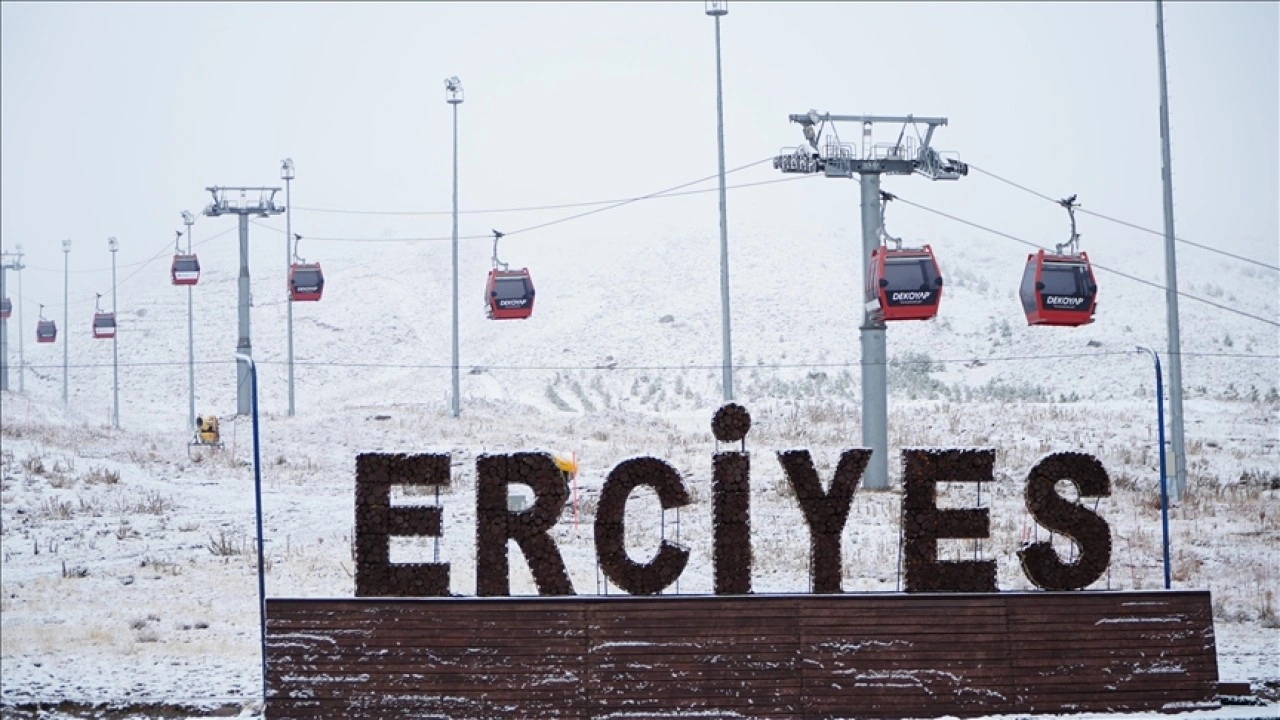 İç Anadolu'nun zirvesi Erciyes Dağı'na kar yağdı