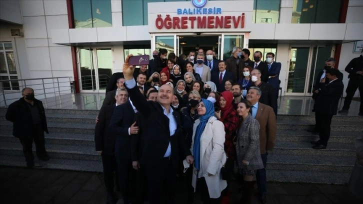 İçişleri Bakanı Soylu, Balıkesir'de uyuşturucudan kurtarılan gençlerin anneleriyle buluştu