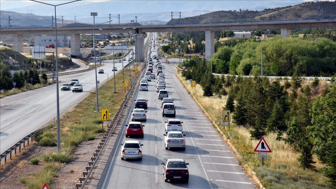 İçişleri Bakanı Yerlikaya'dan sürücülere "yorgun ve uykusuz yola çıkmayın" uyarısı