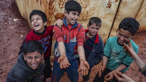 İdlib'de çamura batmış hüzünlü kampları çocuklar neşelendiriyor