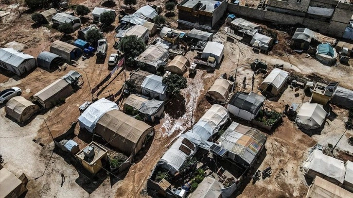 İdlib'de sağanak nedeniyle kamplardaki sivillerin çadırlarını su bastı
