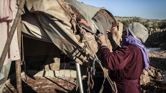 İdlibli aileler çürüyen çadırlarını yamayarak yağmur ve soğuktan korunmaya çalışıyor