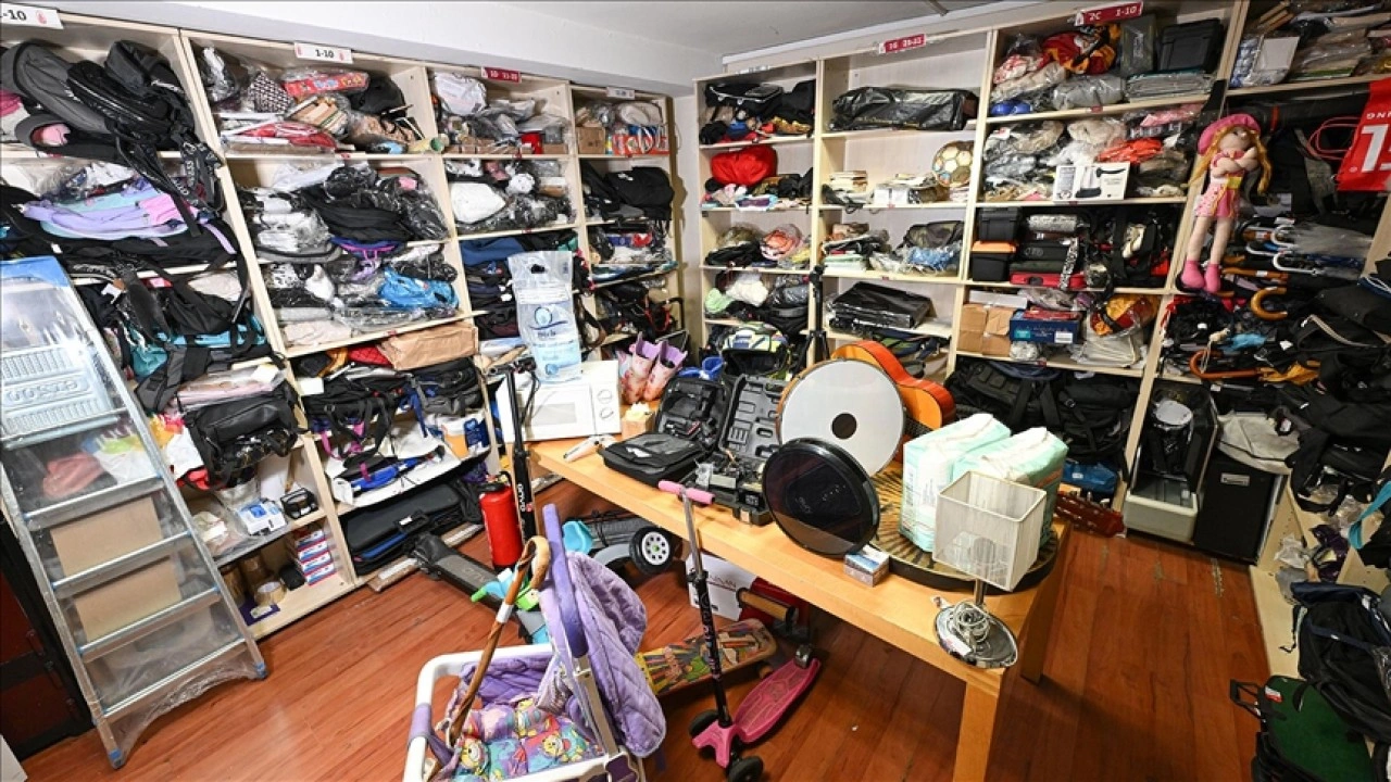 İETT ara&ccedil;larında unutulan eşyalar sergilendi