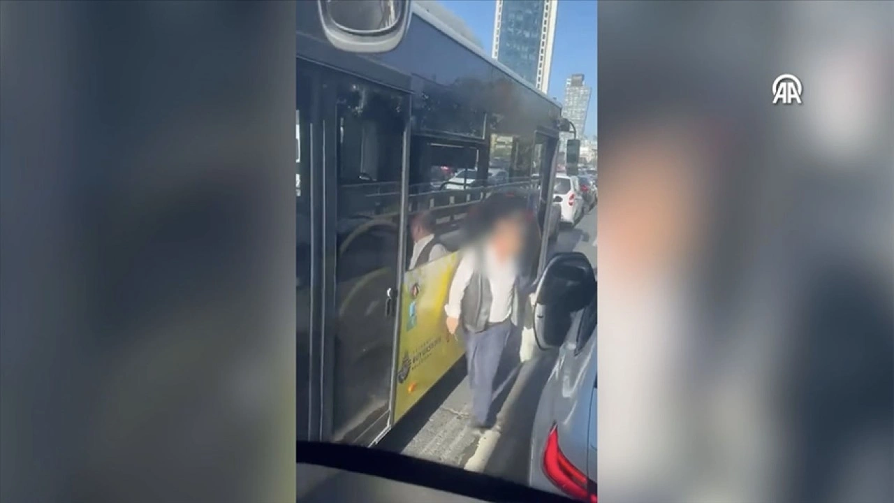 İETT'ye bağlı özel halk otobüsü şoförünün bıçakla tehdidi kamerada