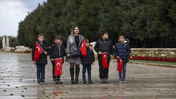 Iğdır'da Anıtkabir'de tutulan Ata'ya saygı nöbetini canlandıran öğrenciler Ankara