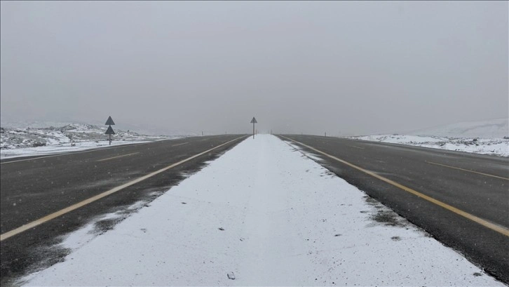 Iğdır'daki kara yollarında yoğun kar yağışı etkili oluyor