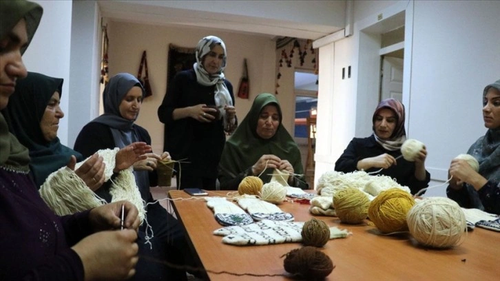 Iğdırlı kadınlar 'yün çorap dokumacılığı'nı üniversite öncülüğünde yürütüyor