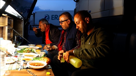 'İhracatın kahramanları' oruçlarını sınır kapısında kendi hazırladıkları yemeklerle açıyor