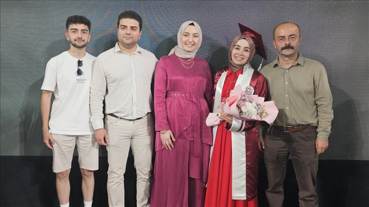 İki çocuk annesi 44 yaşındaki kadın, üniversiteden birincilikle mezun oldu