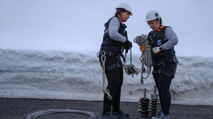 İki kadın karlı dağların zirvelerinde elektrik arızalarını gideriyor