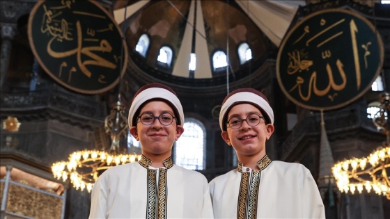 İkiz kardeşler hafızlık icazet sevincini Ayasofya-i Kebir Cami-i Şerifi&#039;nde yaşadı