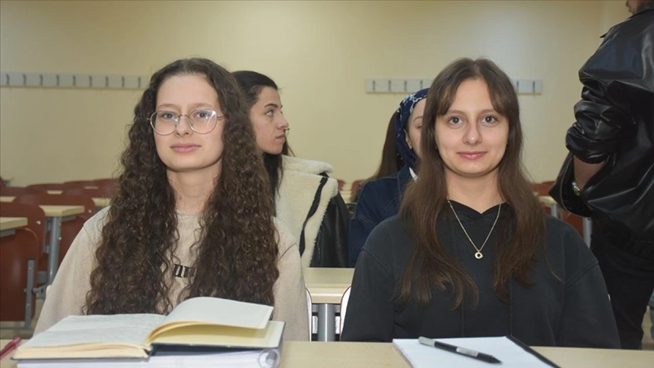 İkiz kardeşlerin eğitim hayatı üniversitede de aynı sırada devam ediyor