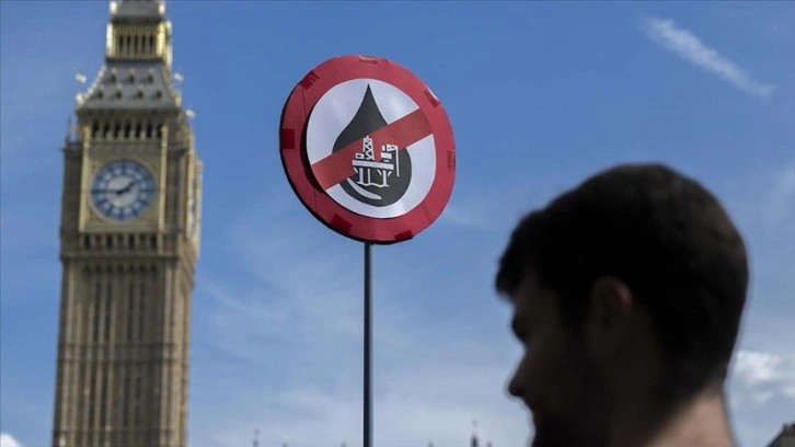 İklim aktivistleri Londra'da fosil yakıt karşıtı gösteri düzenledi
