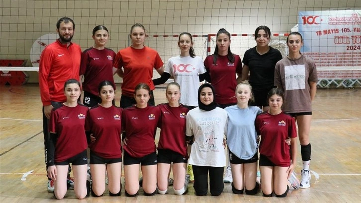 İlçeden çıkıp kendilerinden büyük rakiplerini yenen voleybolcu kızlar şampiyonluk peşinde