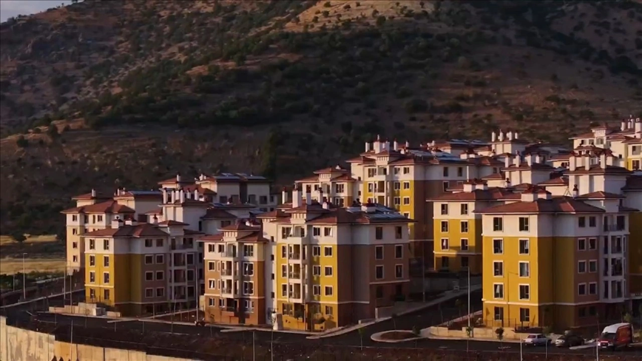 İletişim Başkanı Duran'dan Adıyaman'da deprem konutlarının anahtar teslim törenine ilişkin