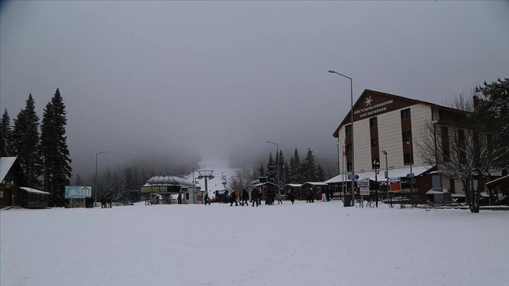 Ilgaz Dağı'nda kar yağışı ve sis etkili oluyor