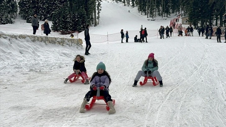 Ilgaz Dağı'ndaki Yurduntepe Kayak Merkezi'nde tatil yoğunluğu sürüyor