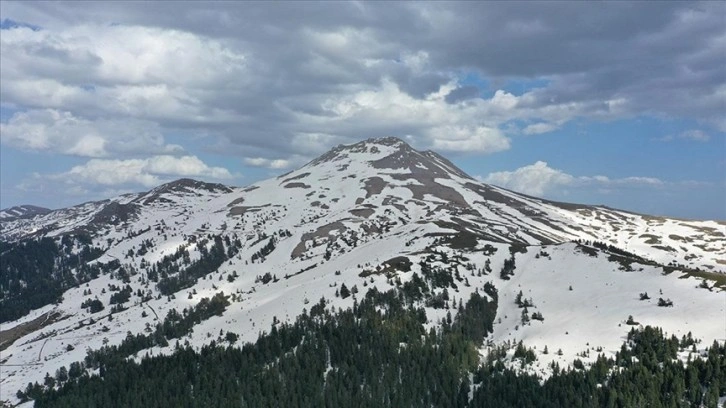 Ilgaz'ın yüksek kesimlerindeki kar, 'dron' ile görüntülendi