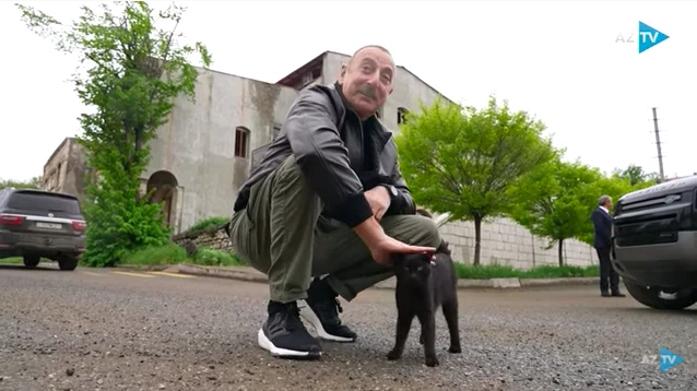 İlham Aliyev'in, Karabağ Şuşa'da kediyi sevmesi kamerada -Fuad Safarov bildiriyor-