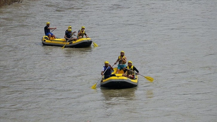 İlkbaharda coşkun akan Çoruh Nehri rafting tutkunlarını ağırlıyor