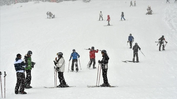 İlkbaharda yağan kar Sarıkamış Kayak Merkezi'ndeki turizmcileri sevindirdi