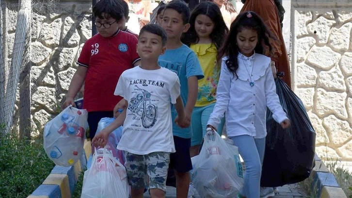 İlkokul öğrencileri atık malzemeleri 'iyiliğe' dönüştürüyor