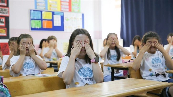 İlkokul öğrencileri görme engelli çocuklar için dünya klasiklerini seslendirdi