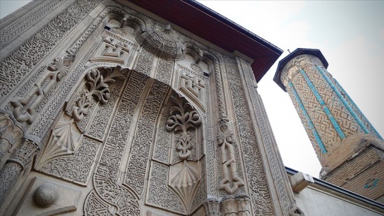 İnce Minareli Medrese mimarisiyle ziyaretçilerini cezbediyor