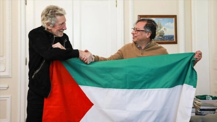 Pink Floyd'un solisti Roger Waters, Kolombiya Cumhurbaşkanı Petro ile 'Filistin' bayrağı açtı