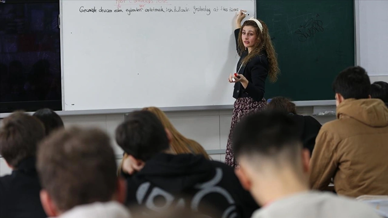 İngilizce dersini projelerle anlatan &ouml;ğretmene &ccedil;ifte uluslararası &ouml;d&uuml;l