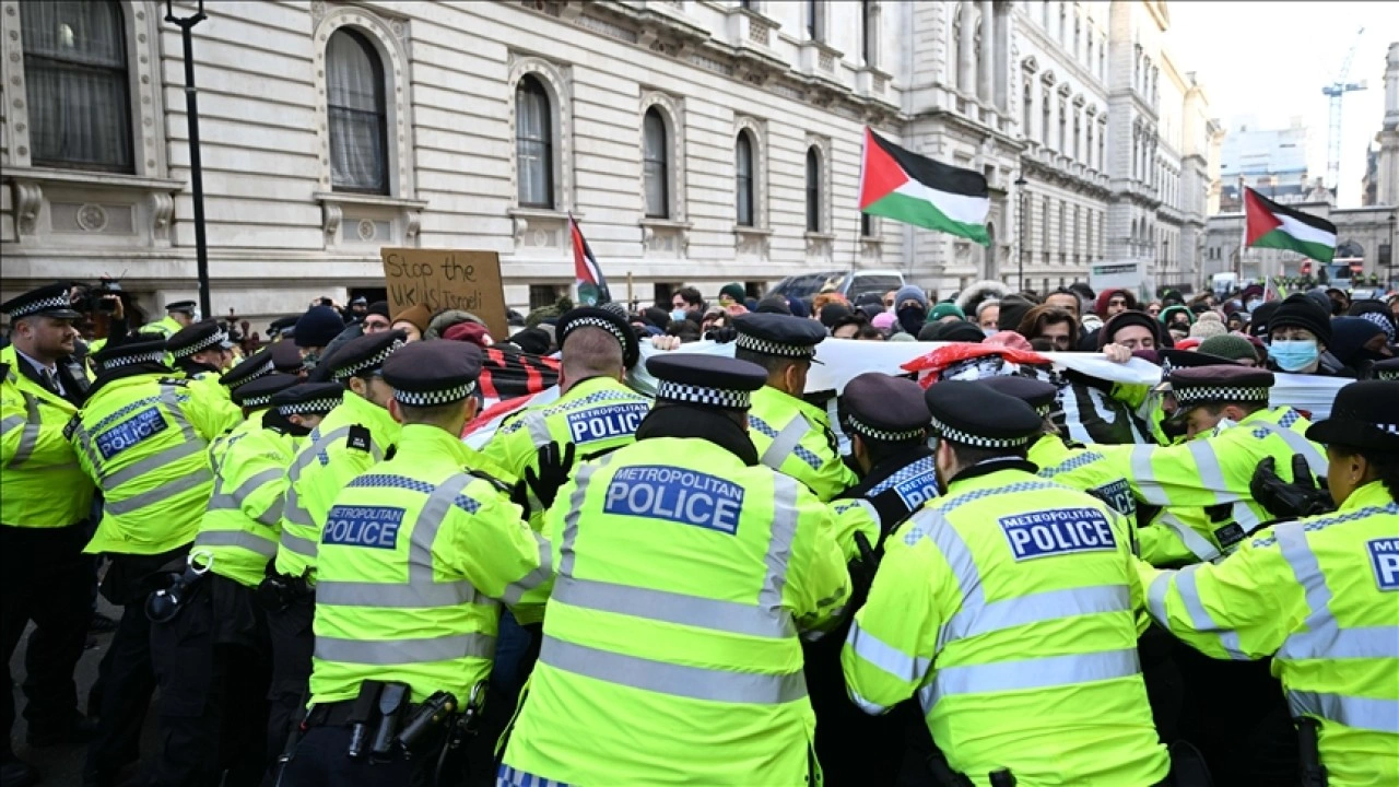 İngiltere'de Filistin destek&ccedil;ilerine y&ouml;nelik g&ouml;zaltılar arttı