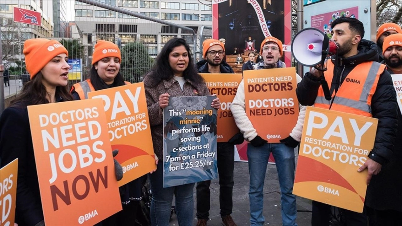 İngiltere'de pratisyen hekimler 5 g&uuml;nl&uuml;k grev başlattı