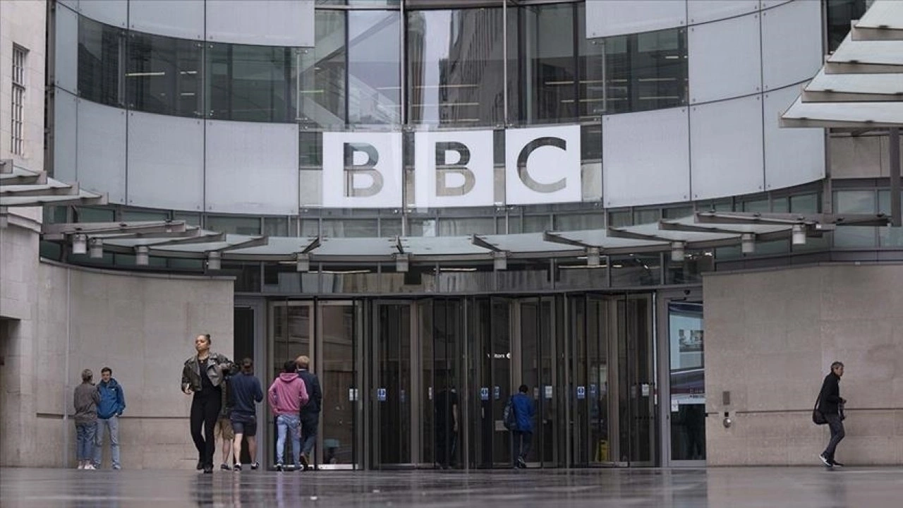 İngiltere'de ünlü isimler, İsrail yanlısı BBC yönetim kurulu üyesinin görevden alınmasını isted