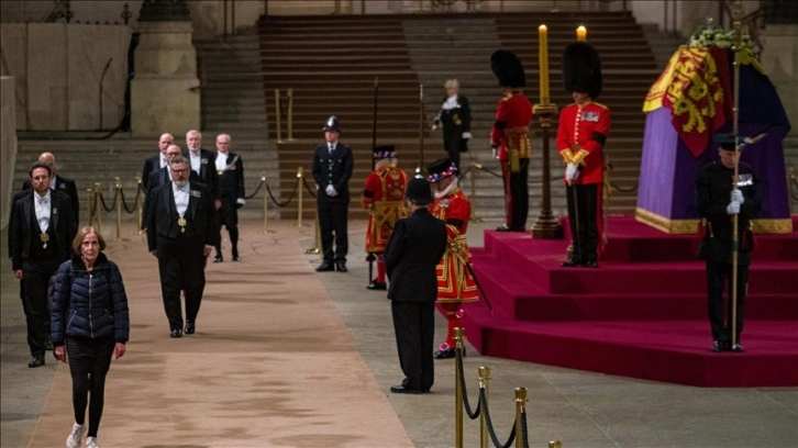 İngiltere Kraliçesi 2. Elizabeth'in tabutunu çeyrek milyondan fazla kişi ziyaret etti