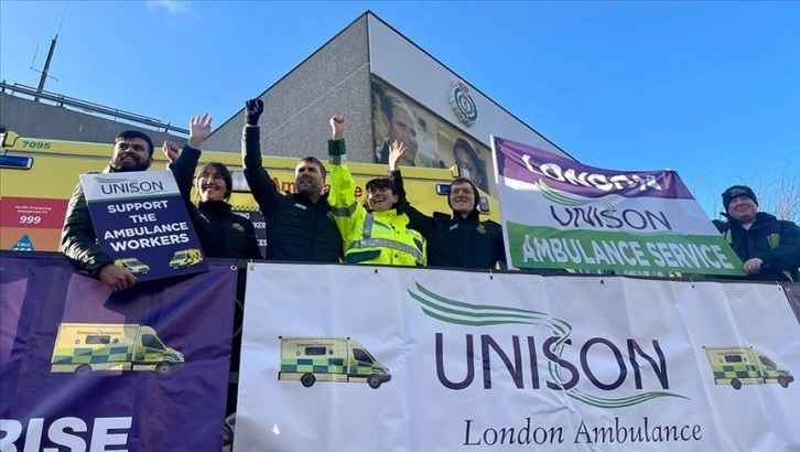 İngiltere ve Galler'de binlerce ambulans çalışanı ikinci kez greve gitti