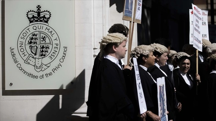 İngiltere ve Galler'de ceza avukatları süresiz grev başlattı