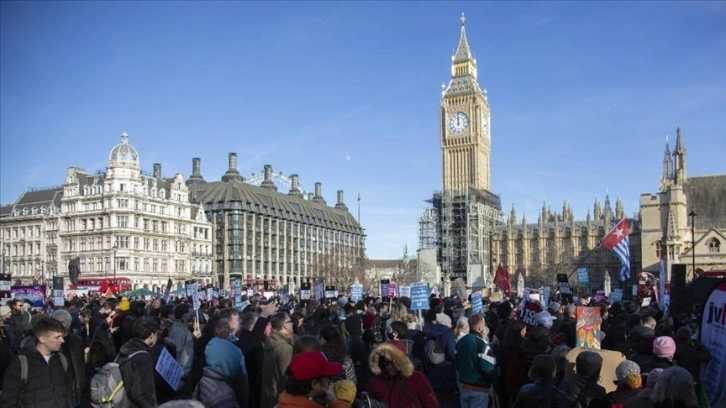 İngiltere'de artan hayat pahalılığı Londra'da protesto edildi