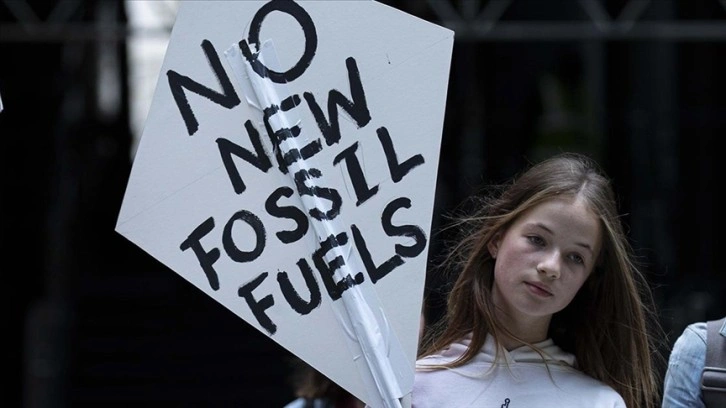 İngiltere'de çocuklar, Lloyd's of London'ın fosil yakıt projelerine desteğini protest
