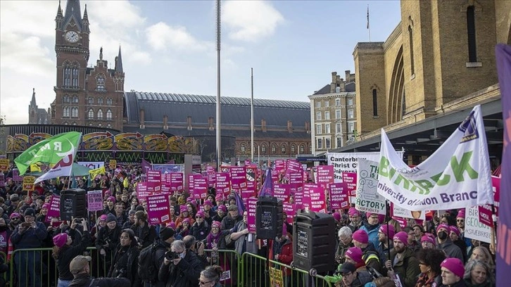 İngiltere'de greve giden binlerce üniversite çalışanı yürüyüş düzenledi