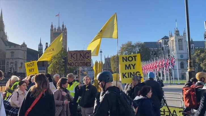 İngiltere'de Kral 3. Charles, monarşi karşıtlarının protestoları eşliğinde yeni yasama yılını a