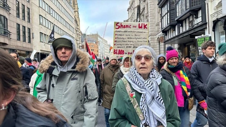 İngiltere'de on binlerce kişi Gazze'de ateşkes için yeniden sokaklarda